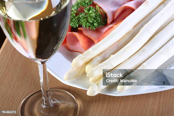 Pasto Con Asparagi E Vino Bianco - Fotografie stock e altre immagini di Asparago - Asparago, Prosciutto, Alchol