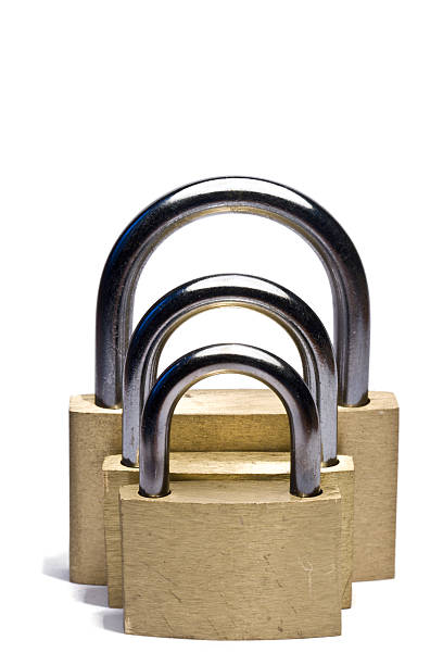 3 candados de diferente tamaño - lock padlock steel closing fotografías e imágenes de stock