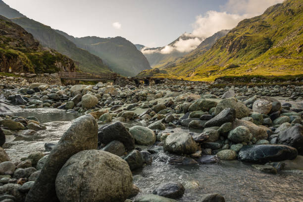 river flowing through the swiss alps, sunrise - river rocks imagens e fotografias de stock