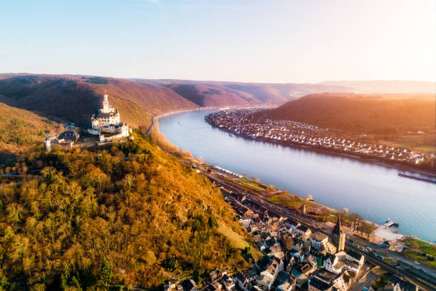 marksburg above braubach at rhine river - rio reno imagens e fotografias de stock