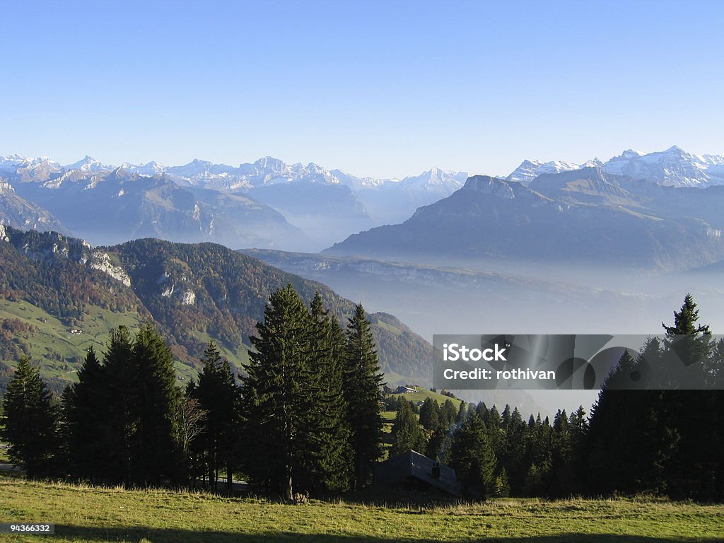 Vista de St. Gotthard - Foto de stock de Alpes europeus royalty-free