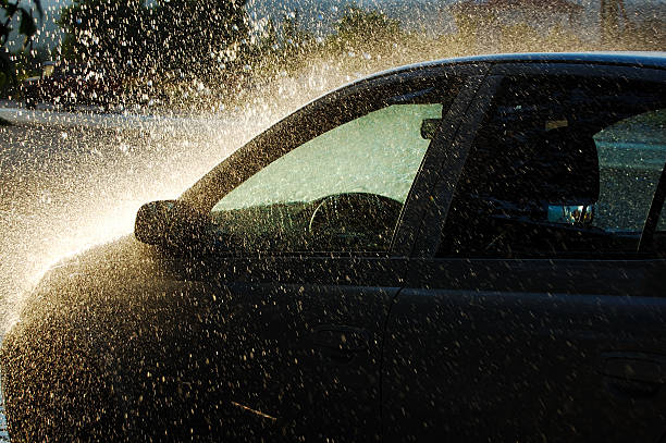 car under heavy rain - tyfoon fotos stockfoto's en -beelden