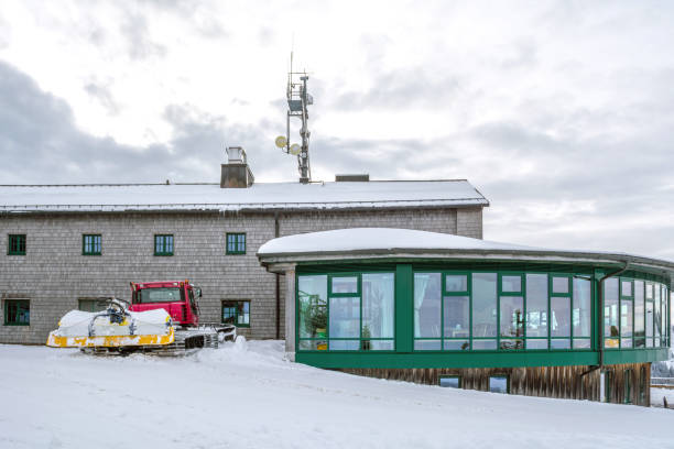 station de funiculaire et chasse-neige sur le sommet de la montagne wallberg recouverts de neige, alpes bavaroises, bavière, allemagne - home damage photos et images de collection