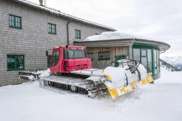 station de chasse-neige et funiculaire sur le sommet de la montagne wallberg recouvert de neige, alpes bavaroises, bavière, allemagne - home damage photos et images de collection