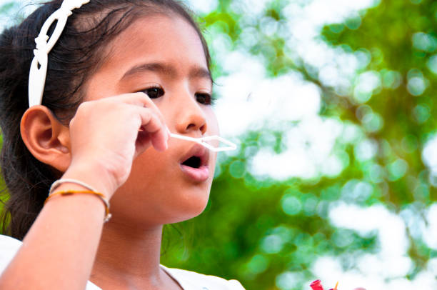 Chica de Tailandia Blowing Bubbles - foto de stock