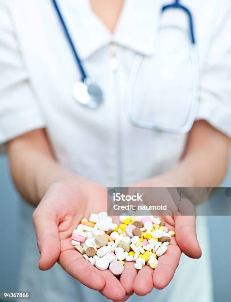 Medico Tenendo Pillole - Fotografie stock e altre immagini di Adulto - Adulto, Antibiotico, Assuefazione