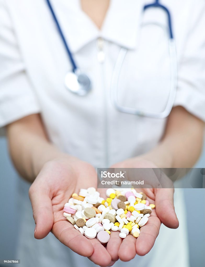 Médico segurando comprimido - Foto de stock de Adulto royalty-free