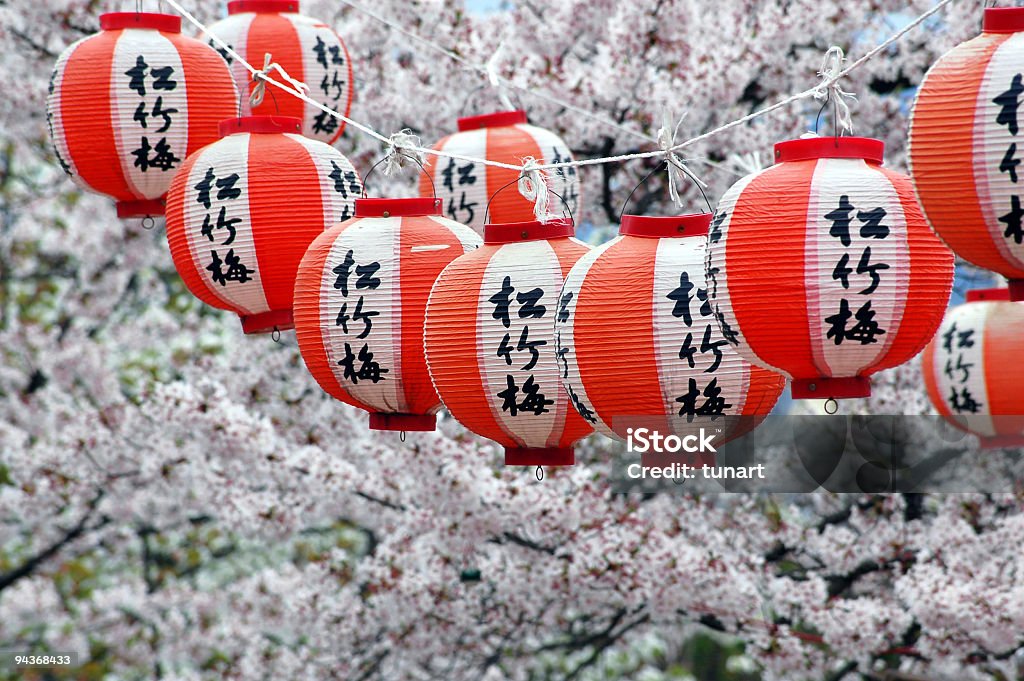 Faroles y flor de cerezo japonés - Foto de stock de Japón libre de derechos