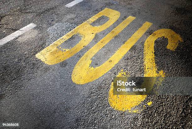 La Parada De Autobús Foto de stock y más banco de imágenes de Letra B - Letra B, Aire libre, Amarillo - Color