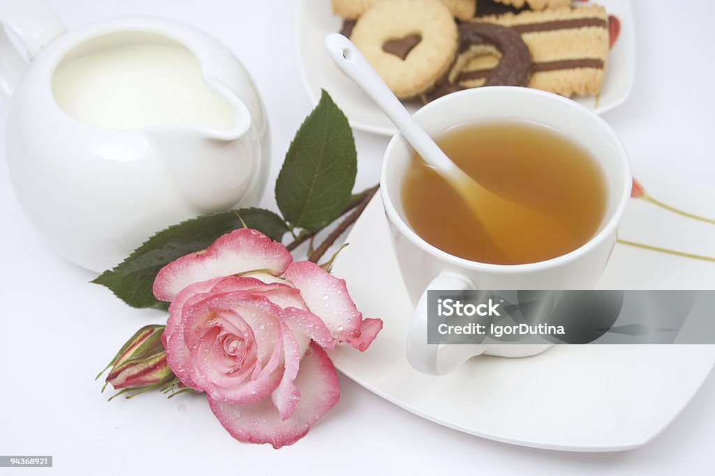 Teetasse mit Keksen Milch und rose - Lizenzfrei Blume Stock-Foto