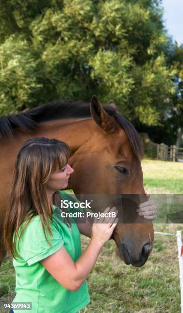 Foto de Mulheres E Cavalo e mais fotos de stock de Cavalo - Família do cavalo - Cavalo - Família do cavalo, Cansado, Abraçar