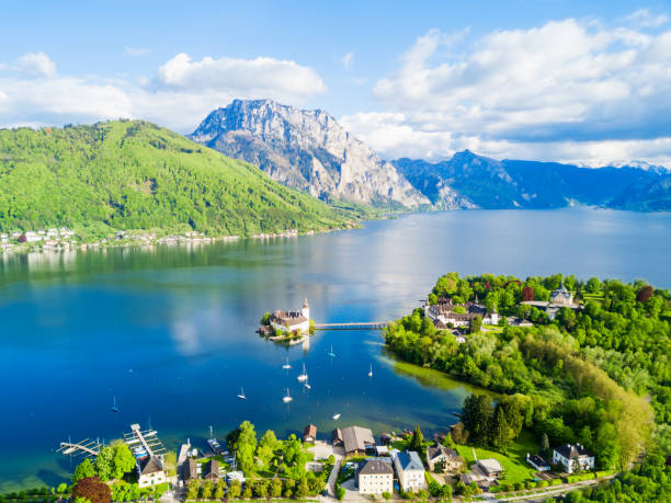 veduta aerea del castello di gmunden - upper austria foto e immagini stock