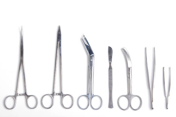 cirurgião ferramentas: escalpelo, fórceps, grampos, tesoura-isolado - lancet - fotografias e filmes do acervo