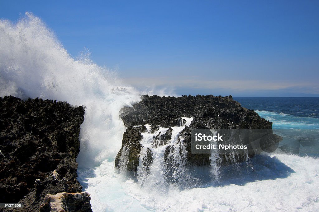 Ondas do oceano da repressão contra cliff - Foto de stock de Afiado royalty-free