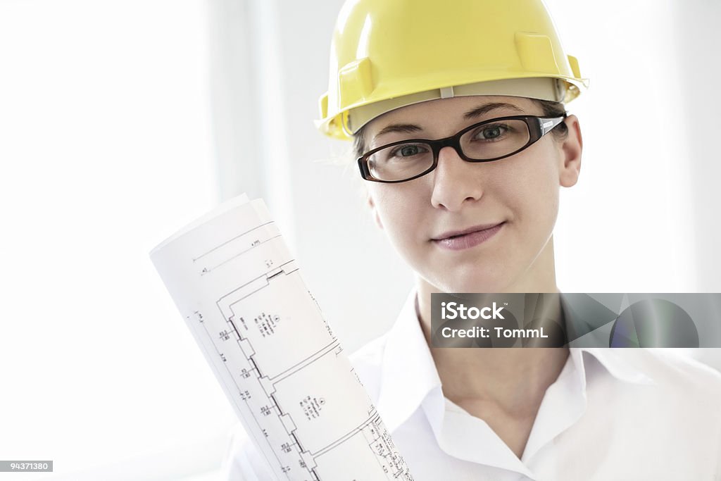 Arquitecto mujer con gafas y blueprint - Foto de stock de Adulto libre de derechos