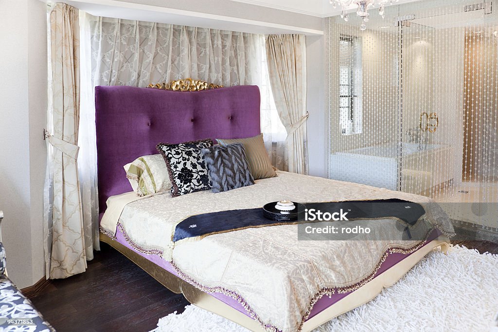 Cama King en habitación moderna de un dormitorio - Foto de stock de Acogedor libre de derechos