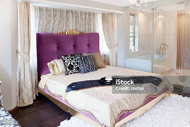 Cama King En Habitación Moderna De Un Dormitorio Foto de stock y más banco de imágenes de Acogedor - Acogedor, Almohada, Arquitectura