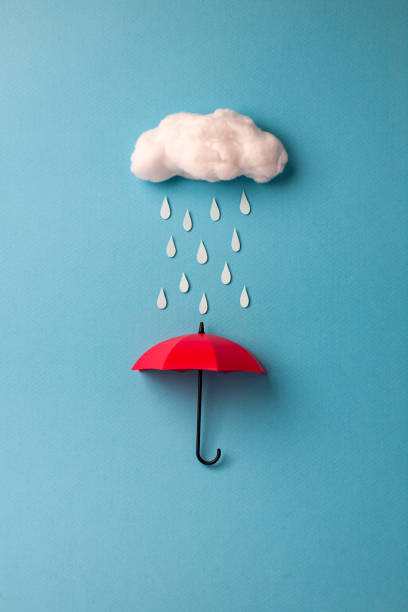 paraguas bajo la nube sobre fondo azul de cielo - handmade umbrella fotografías e imágenes de stock