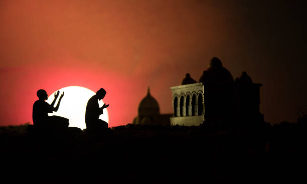 silhueta de mesquita, baseando-se em tons fundo nebuloso. fundo de ramadan kareem. mesquita ao pôr do sol. - international tourism trade fair - fotografias e filmes do acervo