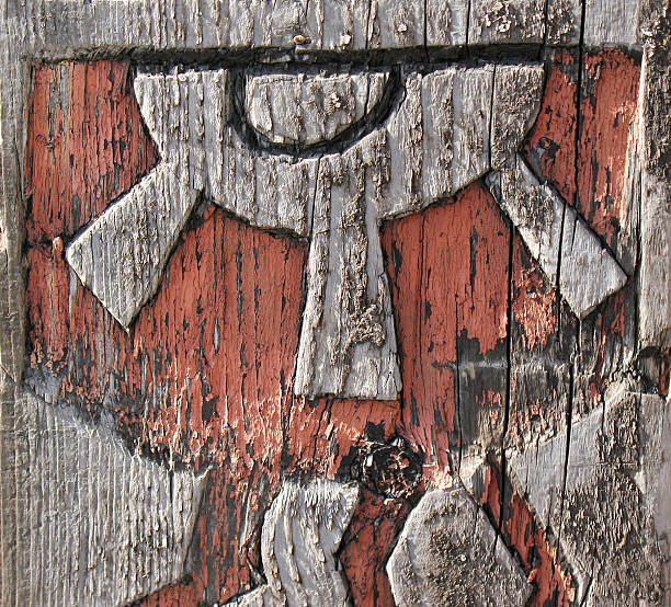 mastro totémico - native american statue wood carving imagens e fotografias de stock