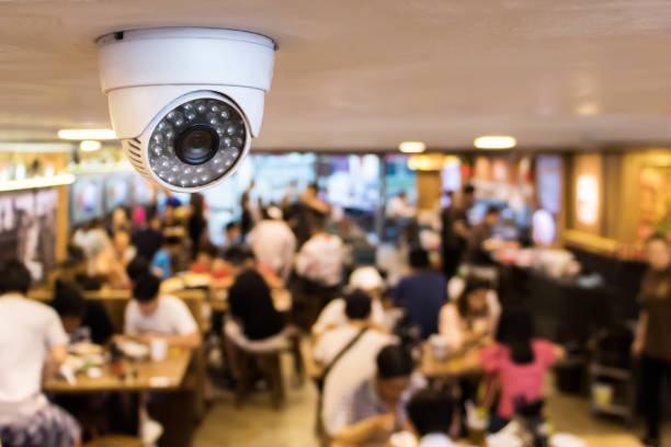 레스토랑 내부 cctv 시스템 보안입니다. 레스토랑에서 보호 고객에 대 한 모니터를 천장에 설치 된 감시 카메라 - security camera security system surveillance security 뉴스 사진 이미지