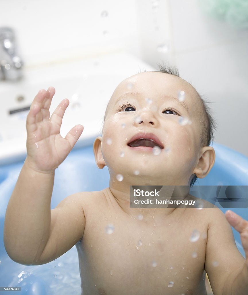 Bañarse bebé - Foto de stock de Agua libre de derechos