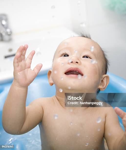 Bañarse Bebé Foto de stock y más banco de imágenes de Agua - Agua, Agua descendente, Alegre