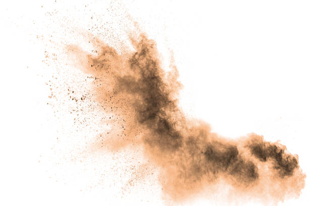 schizzo di sabbia astratto di colore marrone su sfondo bianco. la polvere di colore esplode sullo sfondo lanciando il fermo movimento di congelamento. - polvere foto e immagini stock