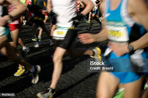 Correr Na Maratona De Paris - Fotografias de stock e mais imagens de Adulto - Adulto, Aspiração, Atar Cordão de Sapato