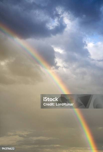 Arcobaleno Nel Cielo - Fotografie stock e altre immagini di Arcobaleno - Arcobaleno, Ambientazione esterna, Ambiente