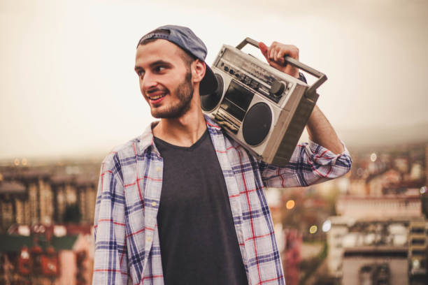 cool cara com rádio gravador no ombro - personal cassette player - fotografias e filmes do acervo