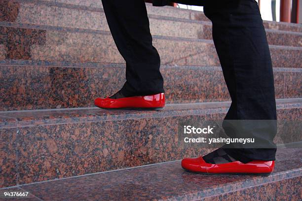 Photo libre de droit de Chaussures Rouge Pas banque d'images et plus d'images libres de droit de Granit - Granit, Escalier, Porte d'entrée