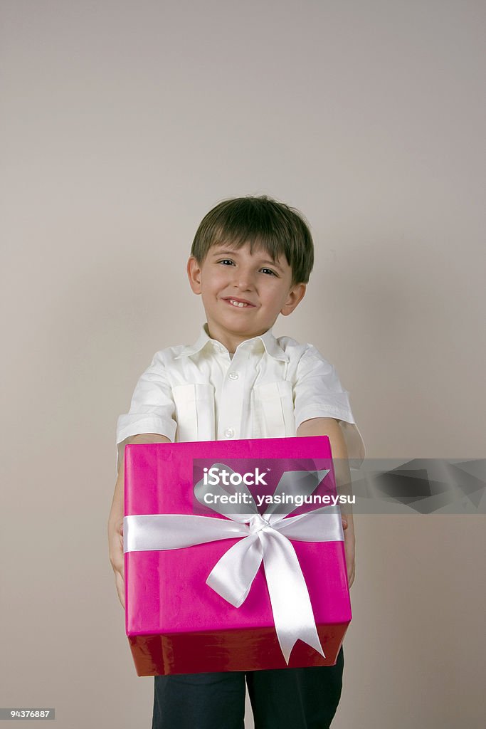 Caja de regalo de recibir - Foto de stock de Agarrados de la mano libre de derechos