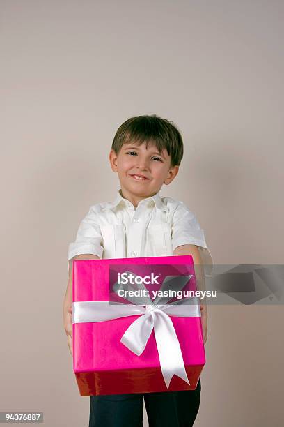 Caja De Regalo De Recibir Foto de stock y más banco de imágenes de Agarrados de la mano - Agarrados de la mano, Agarrar, Alegre