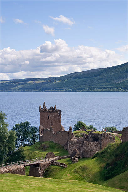 castello di urquhart - scotland castle loch ness urquhart castle foto e immagini stock