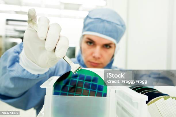 Mujer Científico Trabajando En La Fabricación De La Oblea De Silicio En Sala Blanca Foto de stock y más banco de imágenes de Semiconductor