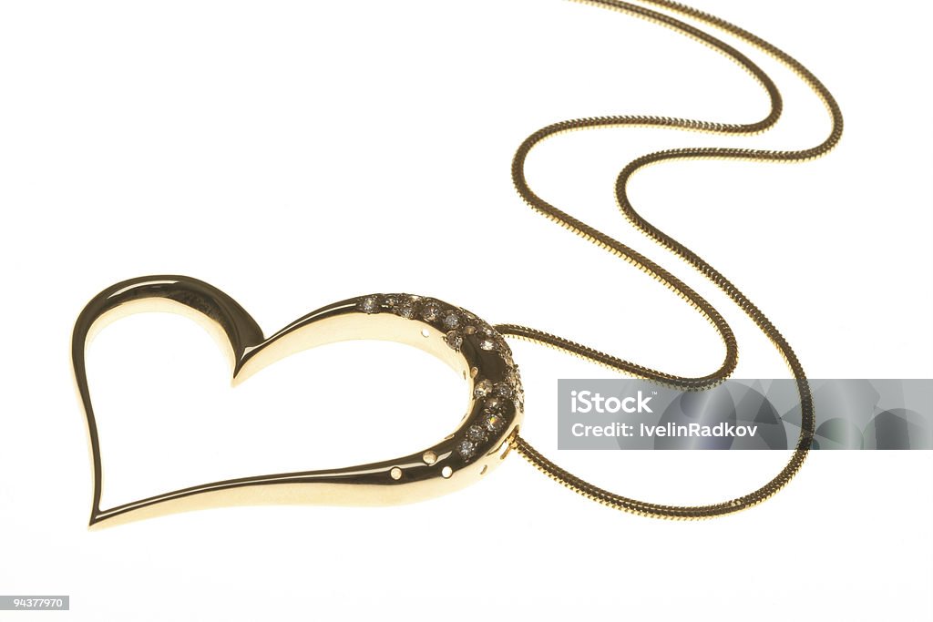 Corazón en forma de collar de oro sobre fondo blanco - Foto de stock de Cadena de Oro libre de derechos