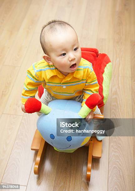 Baby Mit Spielzeug Stockfoto und mehr Bilder von Baby - Baby, Bewegung, Farbbild