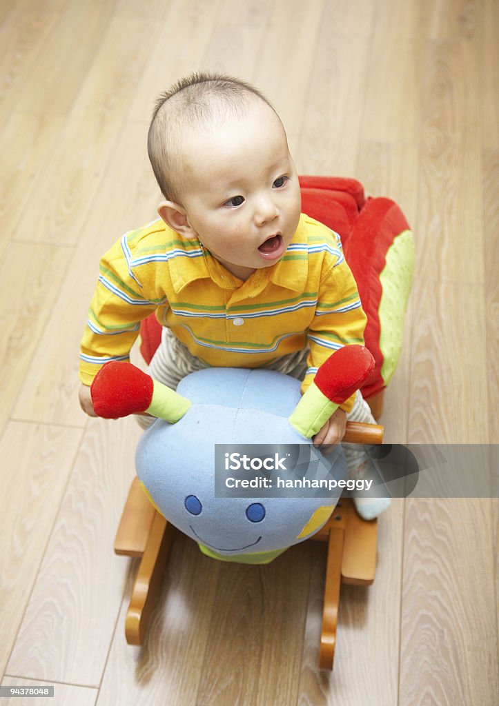 Bebê um brinquedo de passeio - Foto de stock de Atividade Recreativa royalty-free
