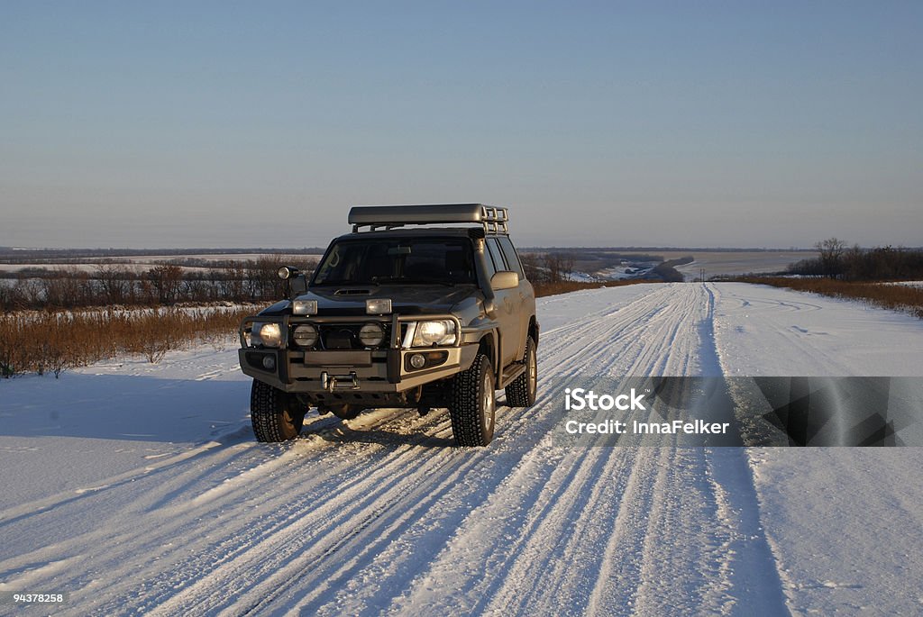 冬の道路を車 4 x 4 - アウトバックのロイヤリティフリーストックフォト