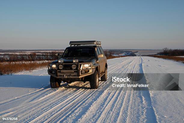 Estrada De Inverno Com Carro 4 X 4 - Fotografias de stock e mais imagens de Ao Ar Livre - Ao Ar Livre, Aventura, Azul