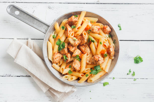 penne-nudeln mit huhn - penne rigatoni pasta tomato pasta stock-fotos und bilder
