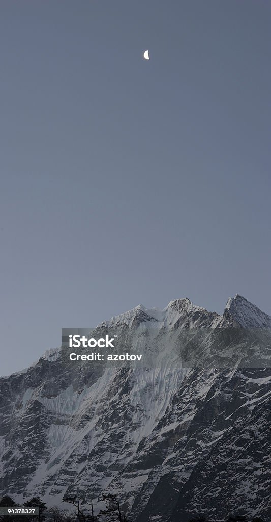Lua sobre a montanha de neve, Himalaia, Nepal - Royalty-free Alto - Descrição Física Foto de stock