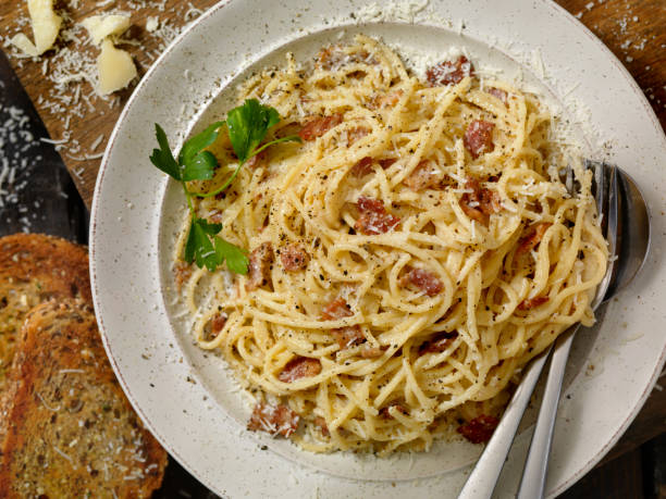 spaghetti carbonara with garlic bread - portion cheese baguette bread imagens e fotografias de stock