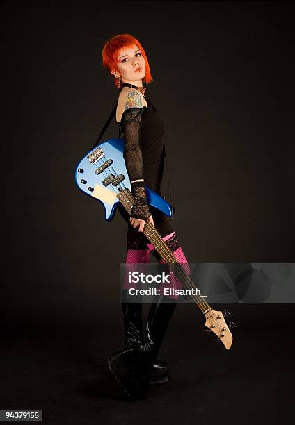 Roccia Ragazza Con Basso - Fotografie stock e altre immagini di Cantante - Cantante, Punk, Abbigliamento