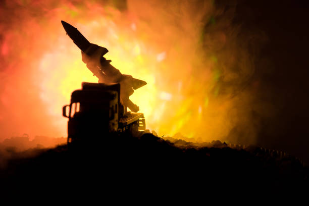 lancement de la fusée avec des nuages de feu. scène de bataille avec fusées missiles d’ogives destinées à ciel sombre la nuit. véhicule de fusée sur fond de guerre. - anti missile defense photos et images de collection