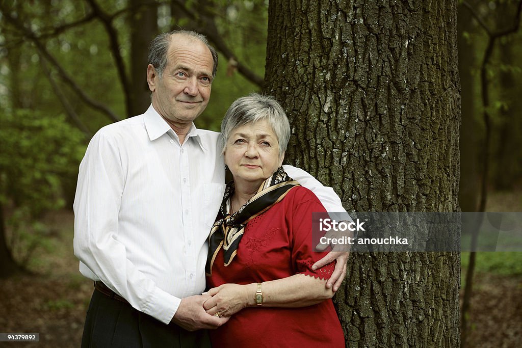 Casal feliz ao ar livre com - Royalty-free 50 Anos Foto de stock