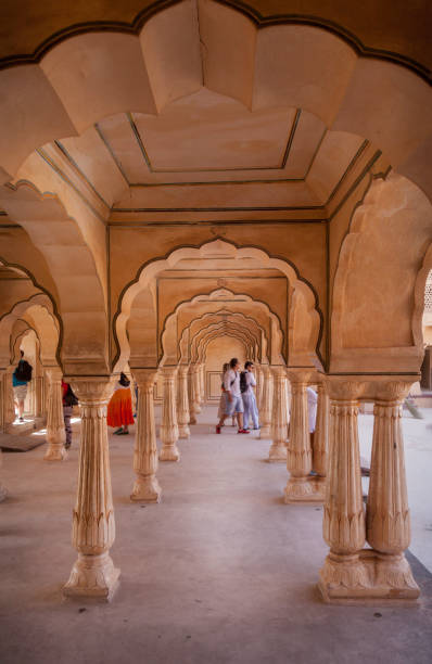 арки в янтарном форте - jaipur amber fort column amber palace стоковые фото и изображения