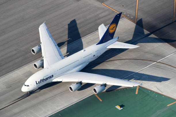 lufthansa airbus a380 - airbus a380 fotografías e imágenes de stock