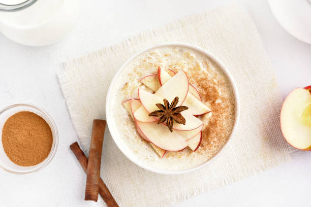 mingau de aveia com canela e fatias de maçã vermelha - oatmeal heat bowl breakfast - fotografias e filmes do acervo